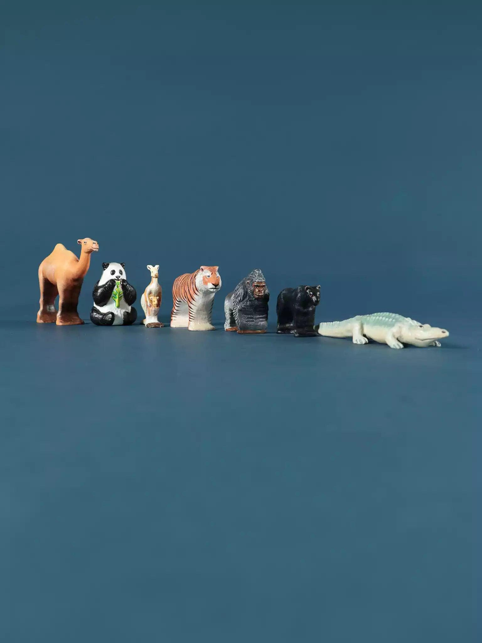 Animal Figurines & Animal Collectibles