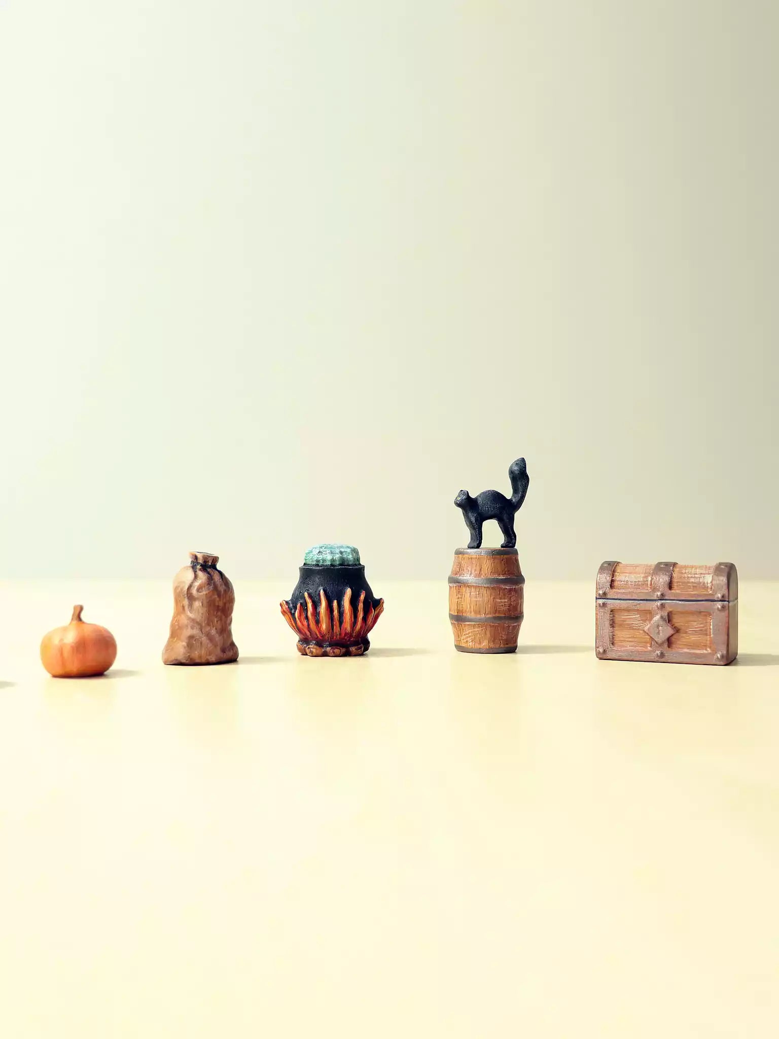 Sustainable wooden seasonal accessories


